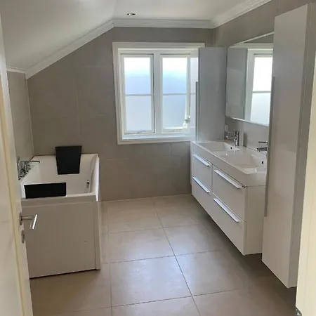 度假居 Romslig Hus Med Jacuzzi, Spillrom Og Stor Terrasse