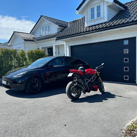 Romslig Hus Med Jacuzzi, Spillrom Og Stor Terrasse