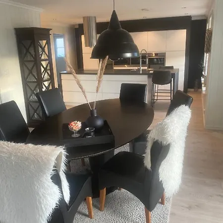 Stort Luftig Hus I *