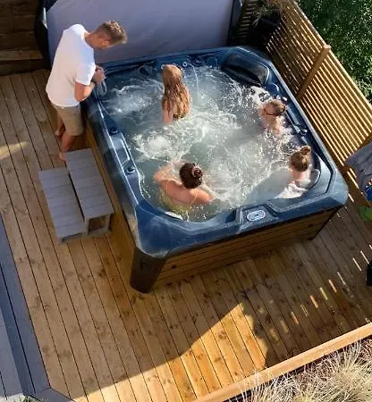 Romslig Hus Med Jacuzzi, Spillrom Og Stor Terrasse