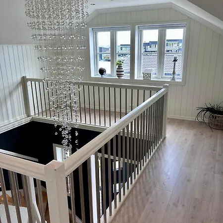 Romslig Hus Med Jacuzzi, Spillrom Og Stor Terrasse *