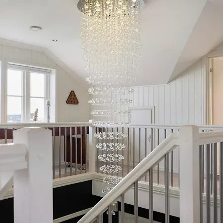 Romslig Hus Med Jacuzzi, Spillrom Og Stor Terrasse *